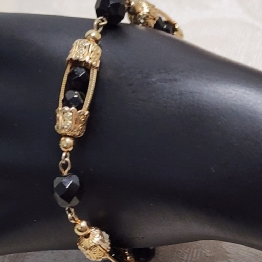 VINTAGE ART DECO BRACELET BLACK FACETED GLASS BEADS, GOLD FILIGREE CAGE LINKS - Picture 8 of 8